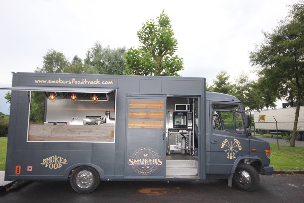 ToetToetFoodReal American BBQ of gegrilde wereldgerechten? Boek Smoker Foodtruck!