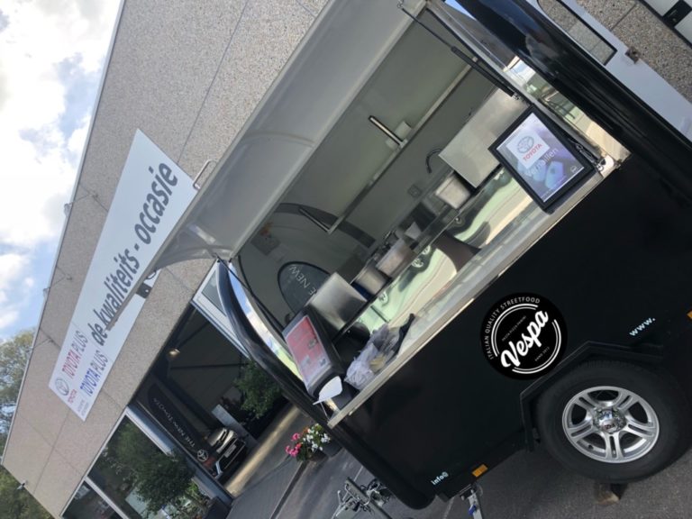 Vespa Pizza, Pasta & Deluxe Burgers